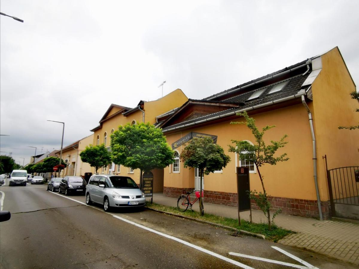 KOMPLEX -Rendezvénytermek-Panzió-Apartman-Irodák- Mateszalka Esterno foto