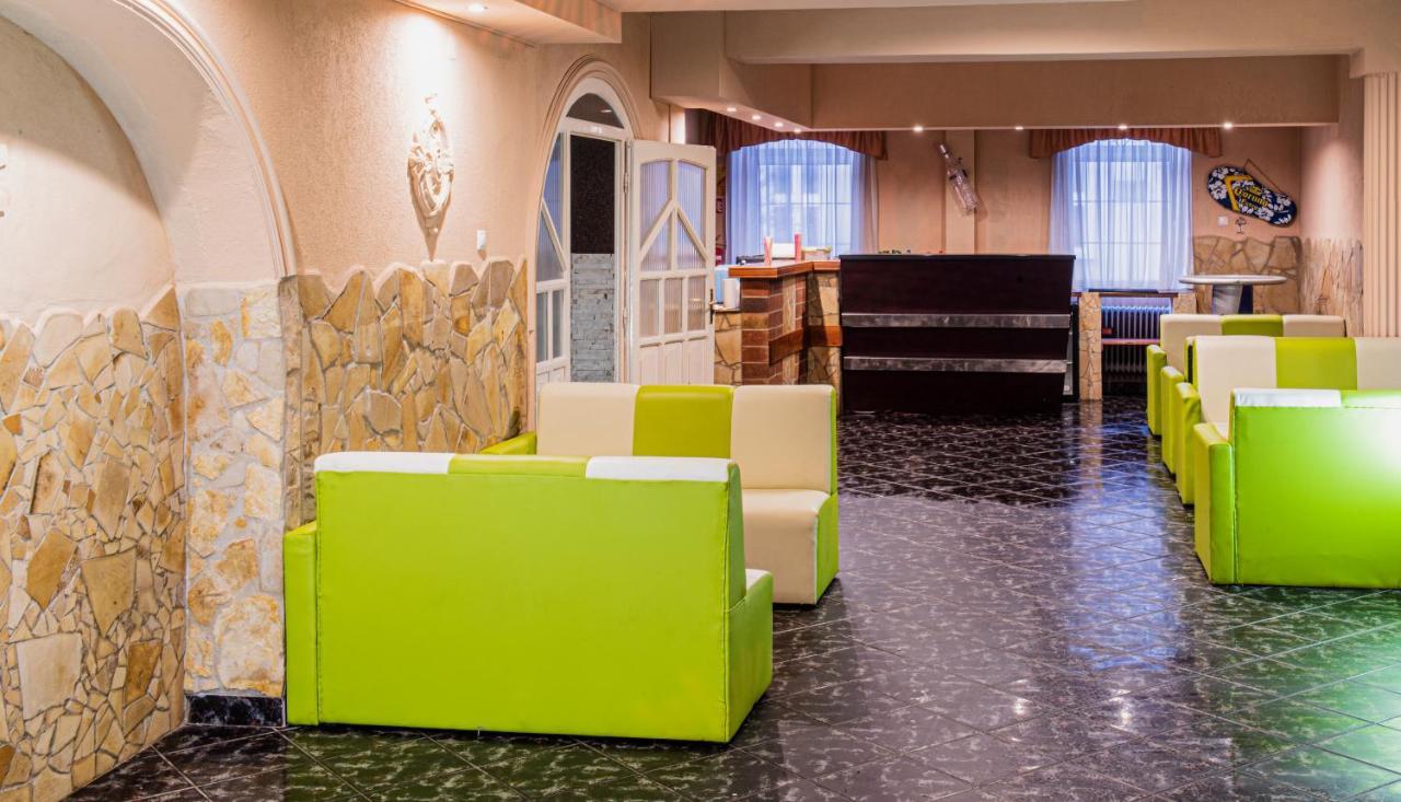 KOMPLEX -Rendezvénytermek-Panzió-Apartman-Irodák- Mateszalka Esterno foto