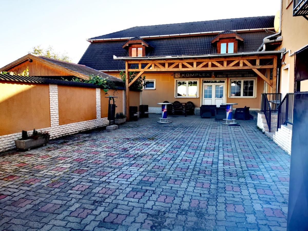KOMPLEX -Rendezvénytermek-Panzió-Apartman-Irodák- Mateszalka Esterno foto