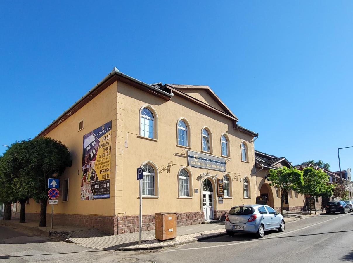 KOMPLEX -Rendezvénytermek-Panzió-Apartman-Irodák- Mateszalka Esterno foto