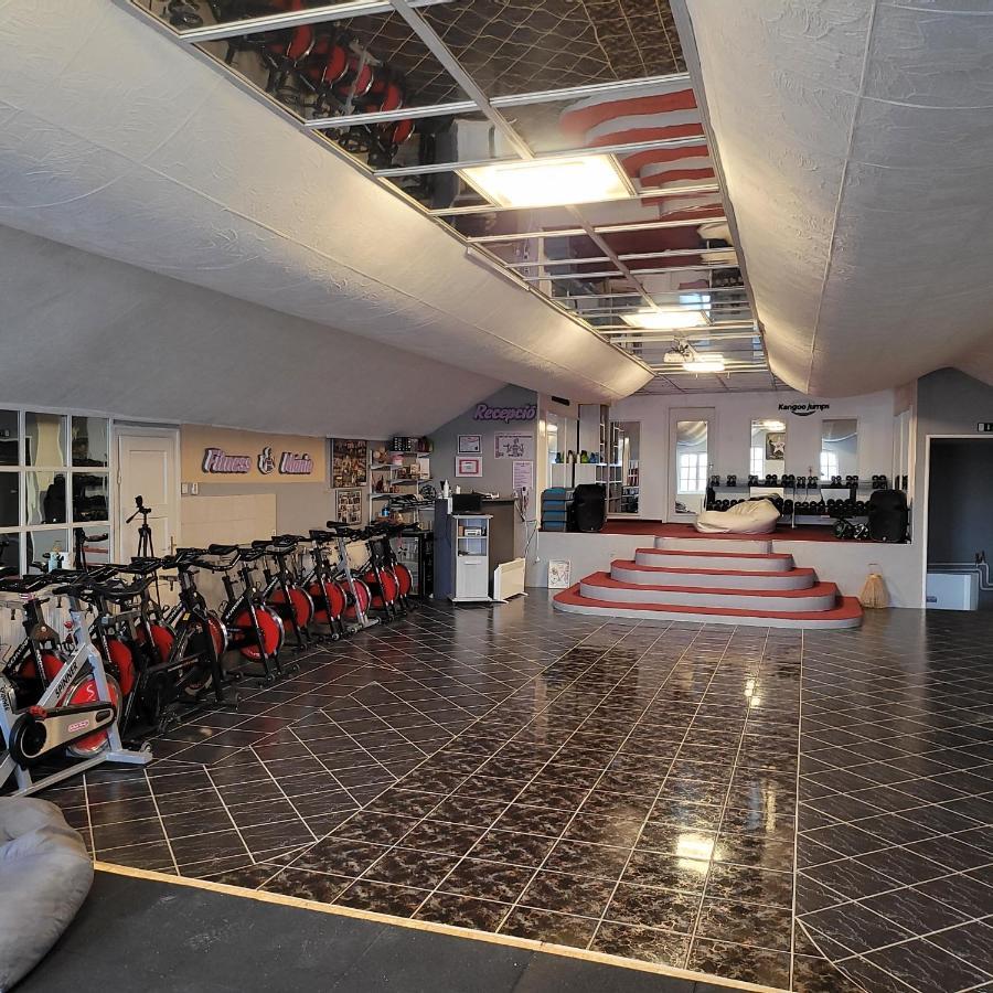 KOMPLEX -Rendezvénytermek-Panzió-Apartman-Irodák- Mateszalka Esterno foto